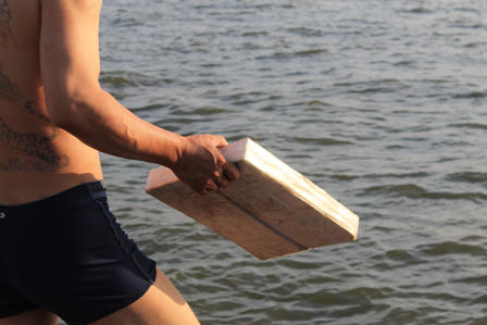 Nắng nóng, người Hà Nội biến hồ Tây thành bãi biển